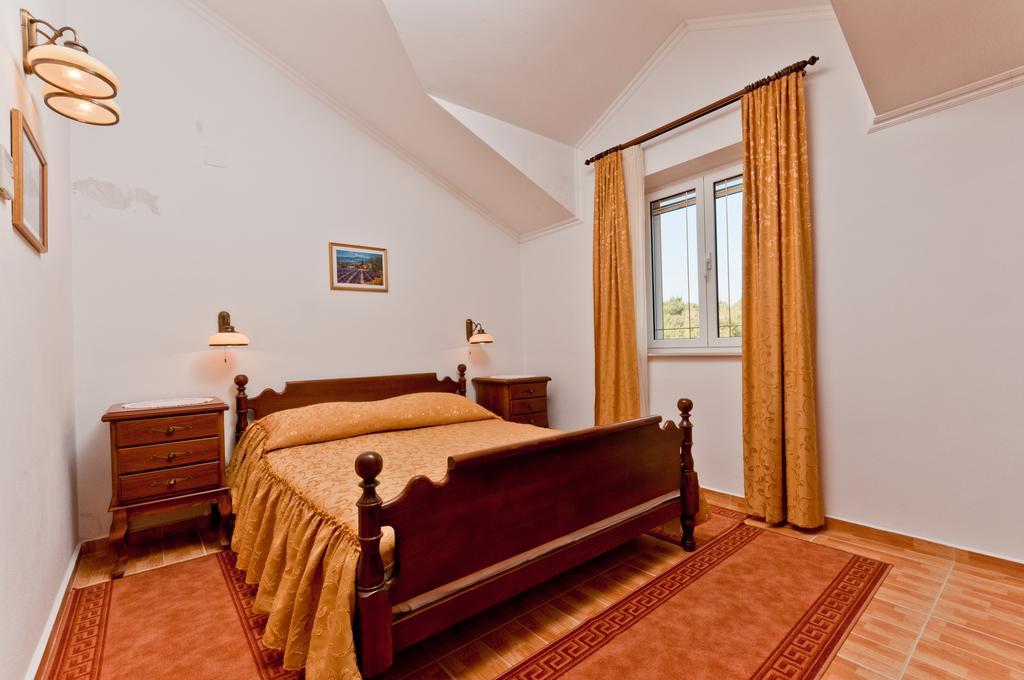 Apartments Barba Petra Dvori Sumartin Kültér fotó