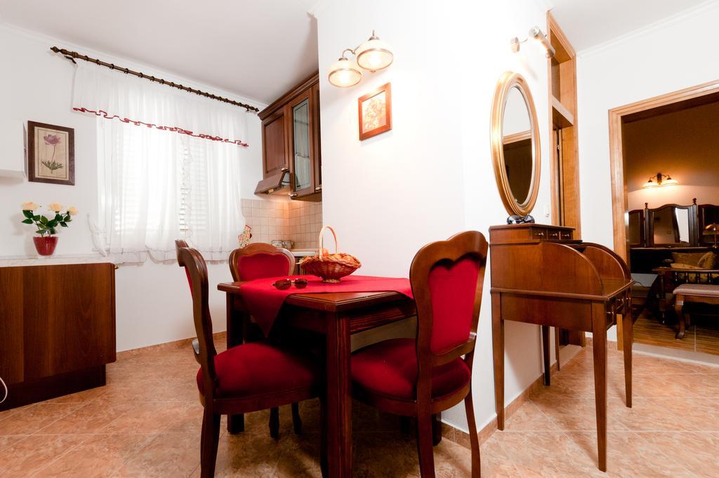 Apartments Barba Petra Dvori Sumartin Kültér fotó