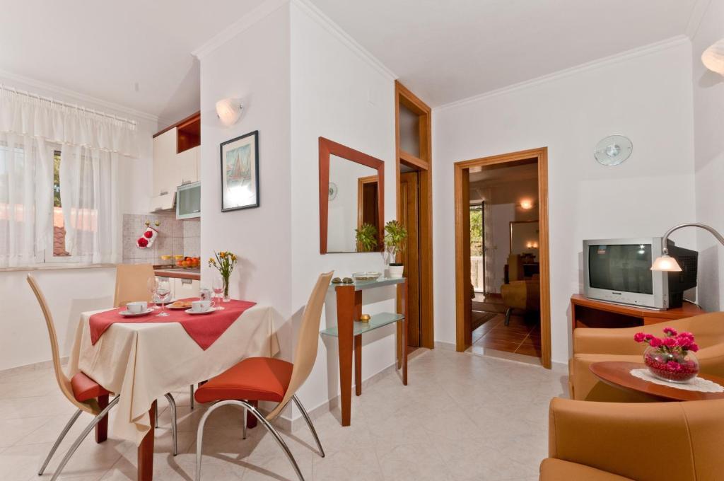 Apartments Barba Petra Dvori Sumartin Szoba fotó